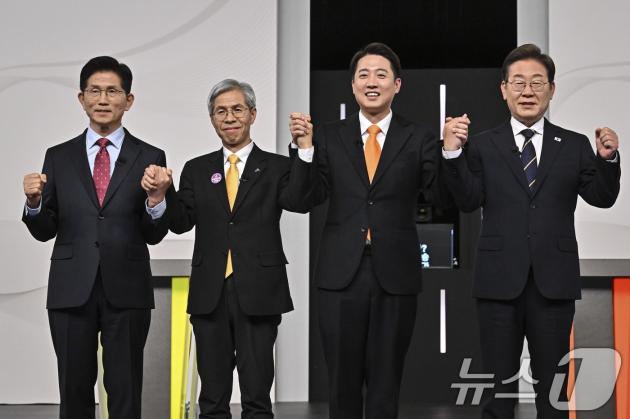 국민의힘 슬롯사이트 업카지노(왼쪽부터), 민주노동당 권영국, 개혁신당 이준석, 더불어민주당 이재명 대통령 후보가 18일 서울 마포구 SBS프리즘타워에서 열린 중앙선거방송토론위원회 주관 제21대 대통령선거 후보자 토론회에서 선전을 다짐하고 있다. 2025.5.18/뉴스1 ⓒ News1 국회사진취재단