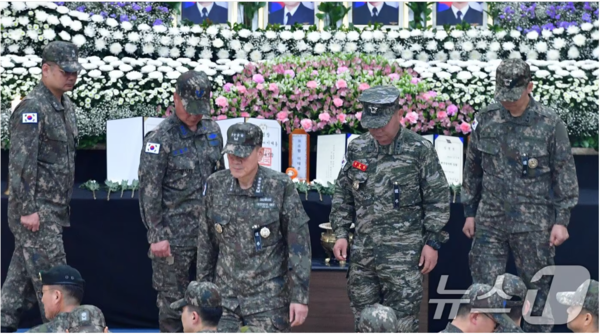 김명수 합참의장(해군 대장)이 포항시 남구 해군 항공사령부 금익관에 마련된 '해군 P-3CK 917호기 순직자 합동분향소를 조문한 모습(사진=뉴스1)