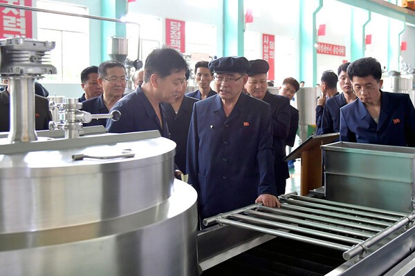 박태성 북한 내각슬롯사이트 추천가 양강도와 강원도 등의 여러 부문 사업 현장을 시찰하고 있다.(사진=노동신문/뉴스1)
