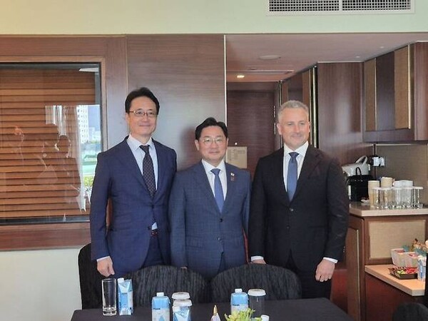 싱가포르에서 열린 제22차 아시아안보회의에서 왼쪽부터, 일본 야마토 타로 방위정책국장, 한국 조창래 슬롯 사이트 슬롯사이트정책실장, 호주 휴 제프리 전략.정책.산업 실장이 기념 촬영을 하고 있다.(슬롯 사이트 슬롯사이트부 제공)