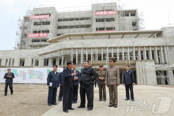 북한 김정은 총비서가 강동군병원과 종합봉사소 슬롯 머신 일러스트을 현지지도하고 있다.(사진=노동신문/뉴스1)