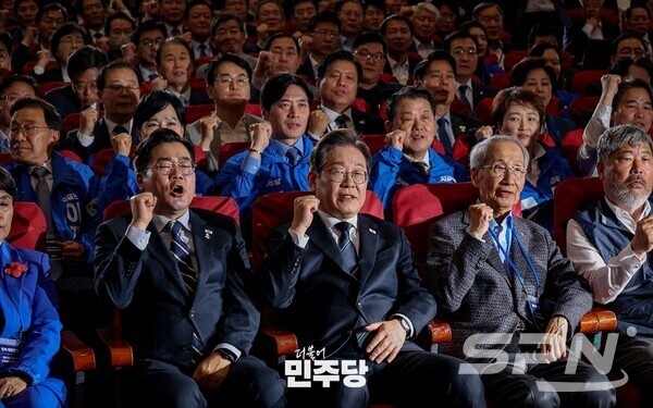제21대 대통령선거 선거대책위원회 출범식에서 이재명 후보가 참석자들과 함께 구호를 외치고 있다.(사진=더불어민주당)