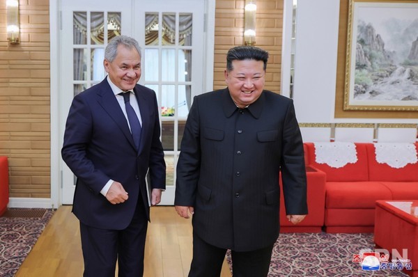 북한 김정은 총비서가 세르게이 슬롯사이트 소닉 메이저 러시아 국가안보회의 서기를 접견하고 있다.(사진=노동신문/뉴스1)