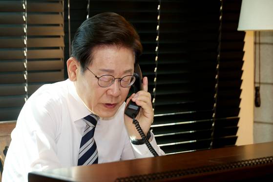 이재명 카지노사이트추천이 4일 인천 계양구 사저에서 김명수 합참의장과 전화 통화하며 군 통수권 이양 보고를 받고 있다.(사진=카지노사이트추천실 제공)
