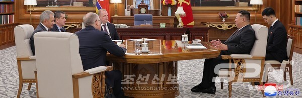 김정은 총비서가 북한을 방문한 세르게이 인터넷 바카라 러시아 국가안보회의 서기와 면담하고 있다.(사진=조선신보)
