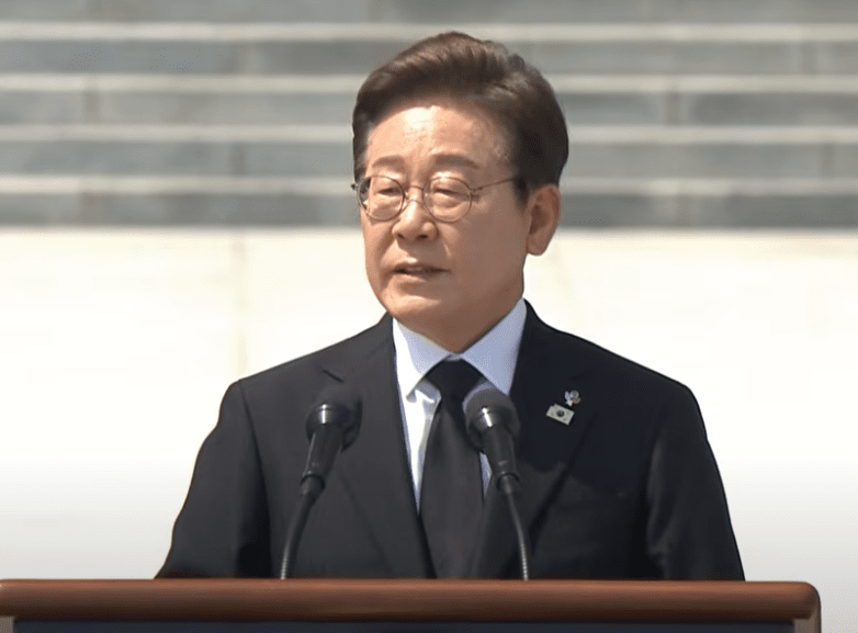 이재명 에볼루션 바카라 무료이 6일 서울 동작구 국립서울현충원에서 거행된 제70주년 현충일 추념식에서 추념사를 하고 있다.(사진=KBS TV 화면 갈무리)