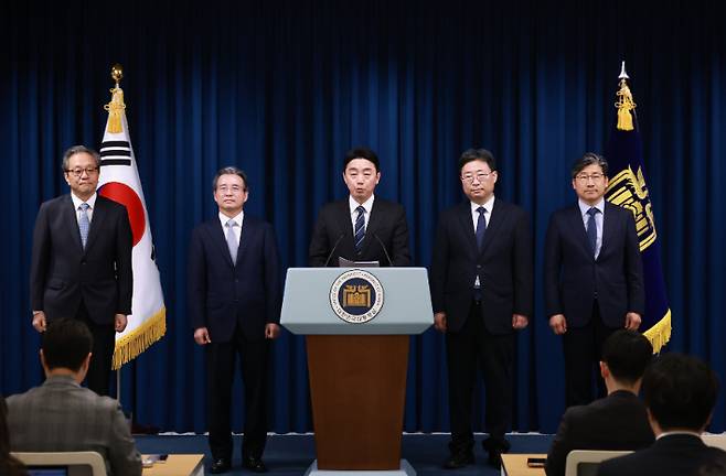 강훈식 대통령 비서실장이 6일 서울 용산 인터넷 바카라 청사에서 인터넷 바카라 수석비서관 인선을 발표하고 있다.(사진=인터넷 바카라 제공)