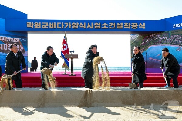 김정은 총비서가 참석한 가운데 진행된 북한 함경남도 낙원군 슬롯 무료 사이트 건설 착공식(사진=노동신문/뉴스1)