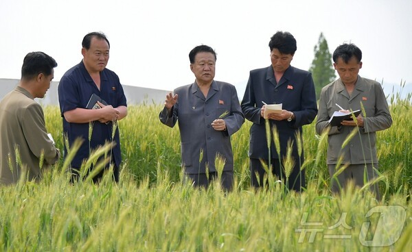 북한 최고인민회의 상임위원회 최룡해 바카라 토토 사이트이 황해남도 여러 사업부문을 현지 지도하고 있다.(사진=노동신문/뉴스1)