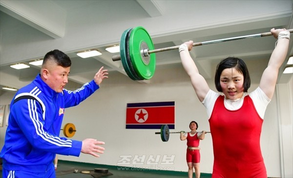북한 압록강슬롯 머신 프로그램 역도 선수 훈련 모습(사진=조선신보)