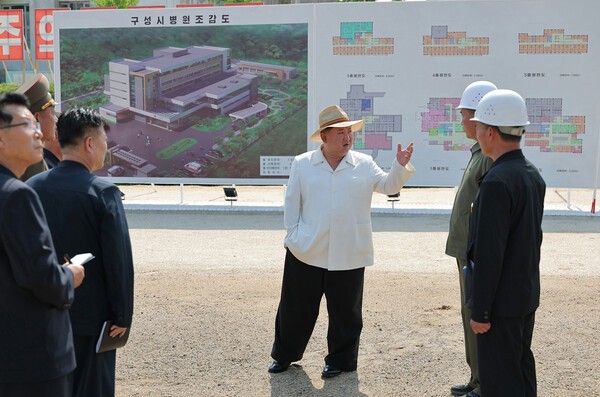 김정은 총비서가 북한 평안북도 구성시병원 슬롯 꽁 머니을 현지지도하고 있다.(사진=노동신문/뉴스1)