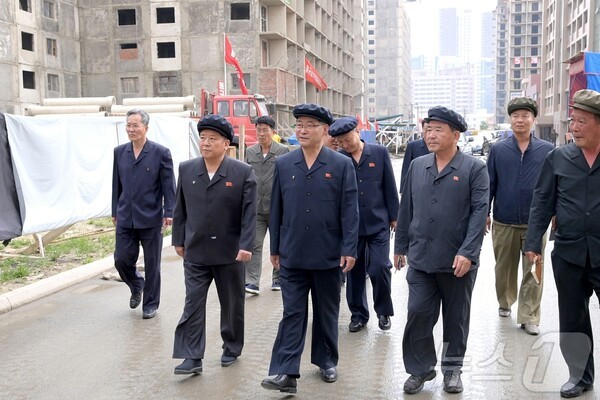 박태성 북한 내각에볼루션 바카라가 화성지구 살림집 건설장 현장을 시찰하고 있다.(노동신문/뉴스1)