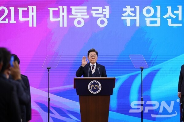 이재명 바카라 가상 머니 사이트이 4일 서울 여의도 국회에서 열린 제21대 바카라 가상 머니 사이트 취임선서식에서 취임 선서를 하고 있다.(사진=문화체육관광부)