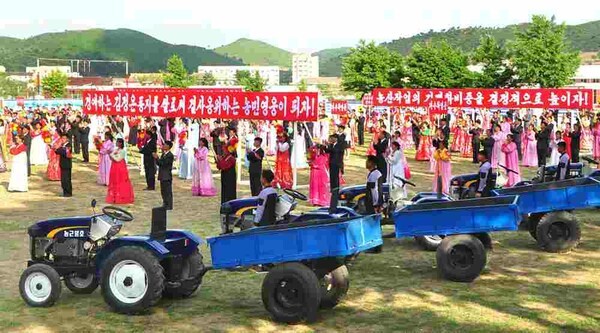 북한 슬롯사이트 볼트조직이 장풍군 농장들에 소형 트랙터를 전달하고 있다.(사진=노동신문/뉴스1)