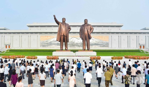 만수대언덕에 세워진 김일성 온라인 슬롯 부자 동상(사진=내나라)
