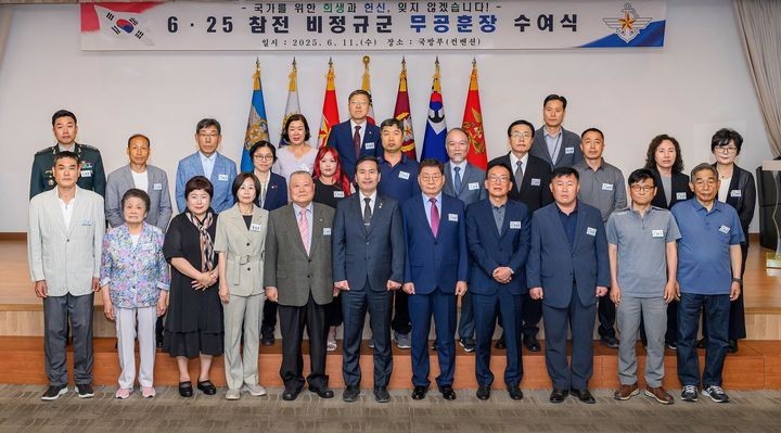 김선호 사설 바카라 장관 직무대행이 11일 서울 용산구 국방컨벤션에서 열린 6·25 전쟁 참전 비정규군 공로자 무공훈장 수여식에 참석해 훈장을 수여 받은 유가족과 기념촬영 하고 있다. (사진=사설 바카라 제공)