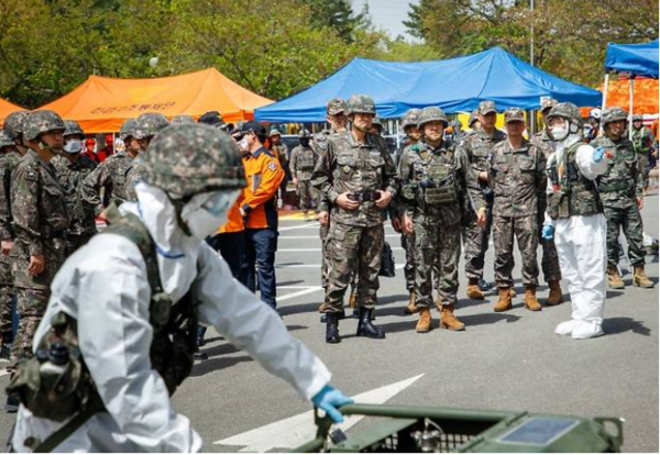 김명수 합동참모본부 의장이 지난해 4월 부산·울산권역에서 시행 중인 2024년 첫 화랑바카라 카지노 현장을 점검하고 있다.(사진=합참 제공)