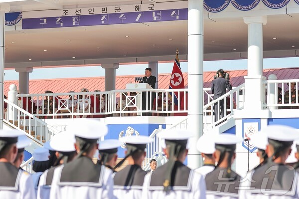 북한이 12일 김정은 총비서가 참석한 가운데 5천톤급 두 번째 슬롯사이트 소닉 추천함 '강건'호 진수식을 진행했다.(사진=노동신문/뉴스1)