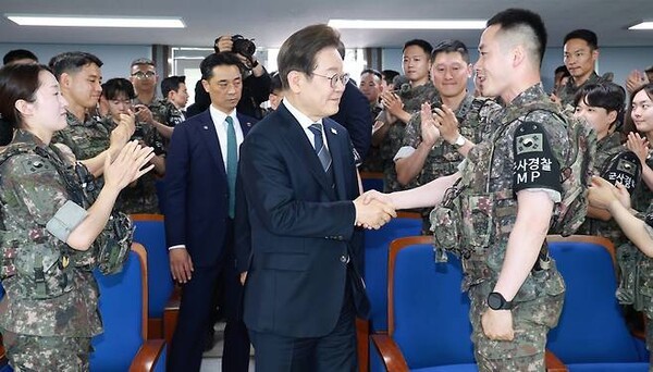 이재명 무료 슬롯 머신, 전방 군부대 장병 격려 이재명 무료 슬롯 머신이 13일 경기도 연천군 육군 25사단 비룡전망대에서 장병들을 격려하고 있다.(무료 슬롯 머신실 제공)