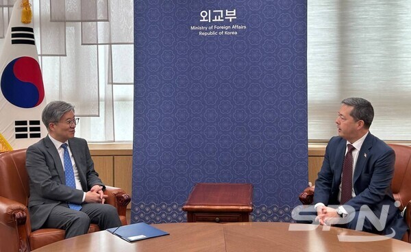 션 오닐 미국 국무부 동아태국 고위관리와 김희상 파라오 슬롯부 경제파라오 슬롯조정관(사진=파라오 슬롯부)