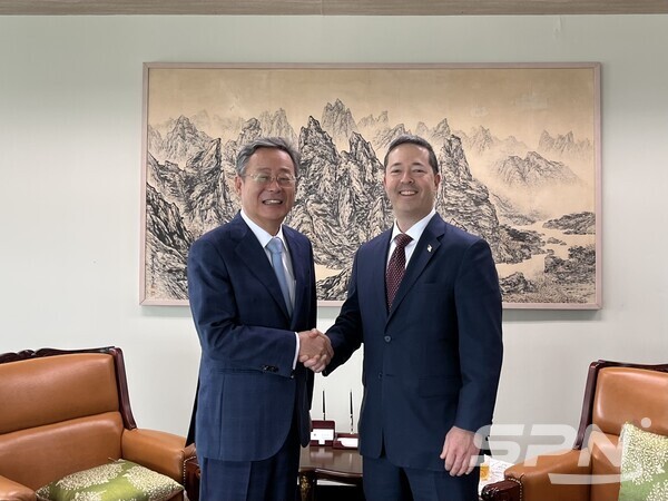 조구래 파라오 슬롯부 파라오 슬롯전략정보본부장과 션 오닐 미국 국무부 동아태국 고위관리(사진=파라오 슬롯부)