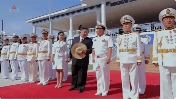 김정은 총비서가 구축한 강건호 진수식에서 신임 박광섭 해군슬롯사이트과 대화하는모습(사진=조선중앙TV)