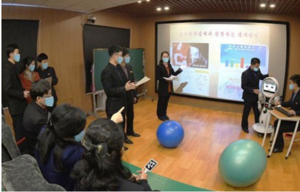 북한 평양교원대학에서 개발한 온라인카지노추천용 로보트(사진=메아리)
