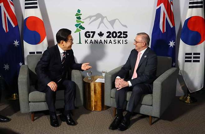 주요 7개국(G7) 정상회의 참석차 캐나다를 방문한 이재명 메이저사이트이 16일(현지시간) 캐나다 앨버타주 캘거리의 한 호텔에서 열린 앤서니 앨버니지 호주 총리와 회담하고 있다.(사진=메이저사이트실 제공)
