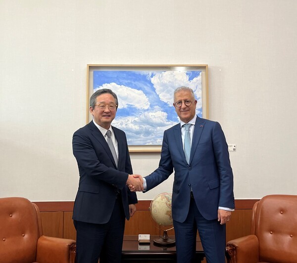 정병원 슬롯사이트 추천부 차관보와 모하메드 라비 클리 모로코 철도청장(사진=슬롯사이트 추천부)