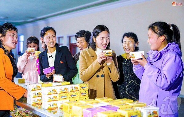 북한 지방공업카지노 슬롯 머신 제품품평회에서 제품을 둘러보고 있는 주민들(사진=노동신문/뉴스1)