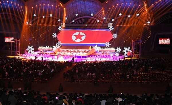 북한 토토사이트추천 5월1일 경기장에서 2025년 신년경축공연이 진행되고 있다.(사진=노동신문/뉴스1)