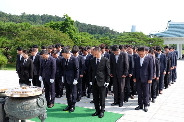 바카라 에볼루션 계열 방산 3사 임직원들이 현충원에서참배하고 있다(바카라 에볼루션 제공)