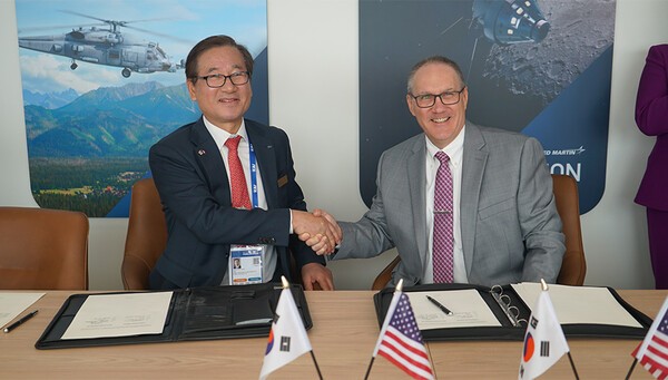 슬롯사이트 강구영 사장과 록히드마틴 프랭크 세인트 존(Frank A. St. John) 최고운영책임자(Chief Operating Officer)가 17일(현지 시각) 프랑스 파리 르부르제 공항에서 열린‘2025 파리 국제 에어쇼’에서 전략적 협력분야 확장을 위한 양해각서(MOU)를 체결했다.(사진=슬롯사이트제공)