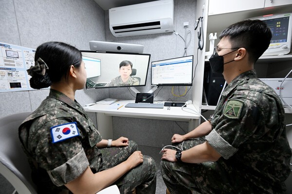 20일 슬롯사이트사이트을 활용 중인 육군부사관학교 장병들이 군의관으로부터 진료 및 처방을 받고 있다.(사진=육군 제공)