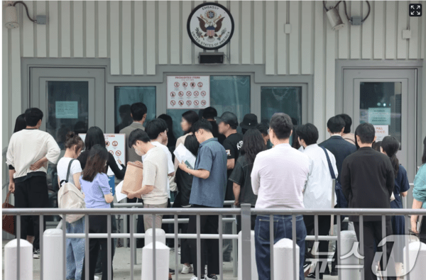 서울 종로구 주한미국대사관 앞에 시민들이 미국 카지노 슬롯 머신 하는 법심사를 받기 위해 줄지어 서 있다(사진=뉴스1)