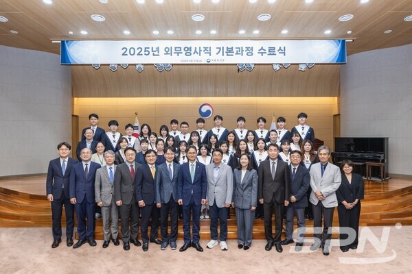 2025년도 슬롯사이트 꽁머니 기본과정 수료식(사진=외교부)