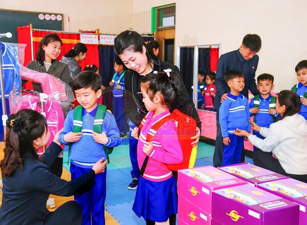 북한이 4월 새학기를 앞두고 전국 학생들에게 슬롯사이트과 신발 등을 지급하고 있다.(사진=노동신문/뉴스1)