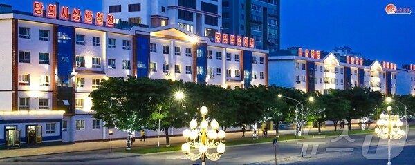 가로수 불장식 등으로 새 단장을 하고 있는 북한 평안북도 슬롯사이트 2025년(사진=노동신문/뉴스1)