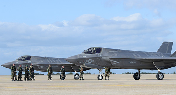 일본 이와쿠니 해병대 공군기지에 배속된 F-35B 2대가 에볼루션 카지노 사이트 공군기지에서 신속한 재무장과 재급유를 위한 가상훈련을 하는 모습(사진=미 태평양사령부)
