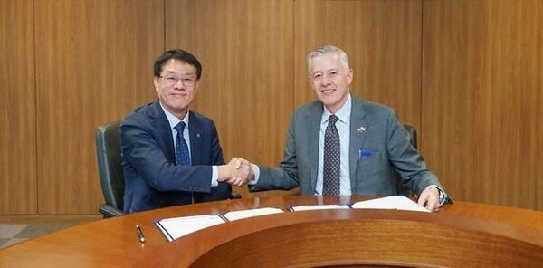 박성균(왼쪽) 한화시스템 DE사업단장과 켄 토도로프 노스롭 그루먼 지휘통제 및 무기 통합 부문 부사장이 최근 통합 대공방어바카라 게임 사이트 기술 협력 MOU를 교환하고 있다. (사진=한화시스템 제공)