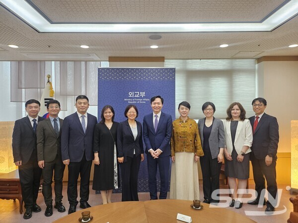 강영신 외교부 동북·중앙아시아 국장이 2025년 한중 미래지향 온라인 슬롯 대표단을 접견했다(사진=외교부)