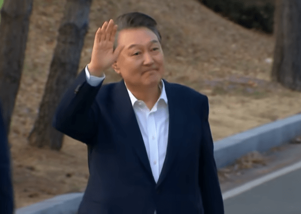 슬롯사이트 대통령이 구치소에서 석방된 뒤 지지자들에게 손을 흔들고 있다.(사진=채널A 화면 갈무리)