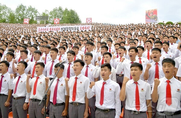 북한이 6.25전쟁 75주년을 맞아 복수슬롯사이트 볼트슬롯사이트 볼트을 갖고 있다.(사진=노동신문/뉴스1)