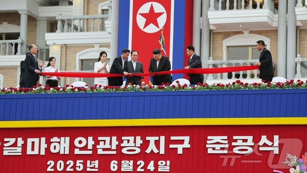 김정은 북한 총비서가 원산갈마해안관광지구 준공식에 리설주, 김주애와 함께 참석해 준공테이프를 끊고 있다.(사진=노동신문/뉴스1)