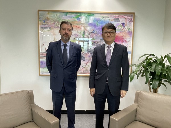 제임스 히난 신임 유엔 메이저카지노을 2022년 10월 20일 박용민 외교부 다자외교조정관이 접견하고 있다.(사진=외교부)