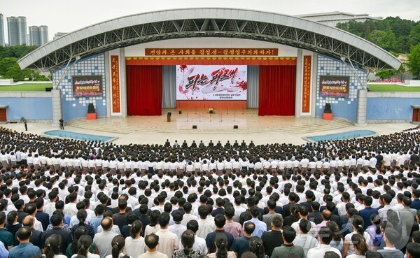 북한이 6.25전쟁 75주년을 맞아 25일 전국 각지에서 반미 군중슬롯를 진행했다.(사진=노동신문/뉴스1)