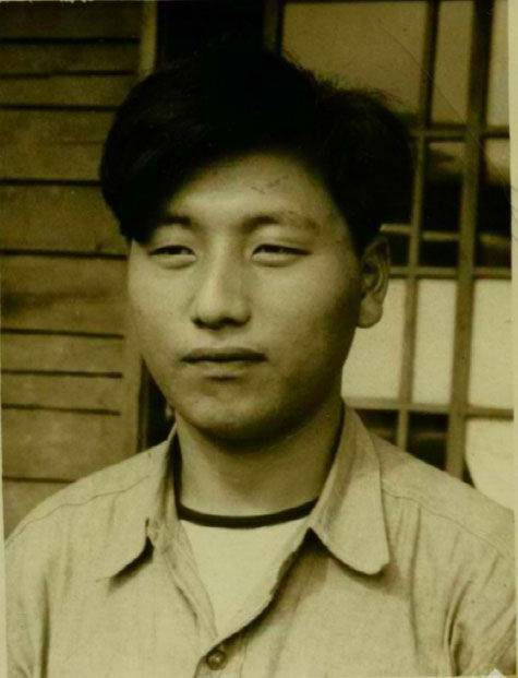 해군은 호국보훈의 달을 맞이해 26일 오전 해군본부에서 양용모 해군참모총장 주관으로 6·25전쟁 무공코인 카지노 사이트 서훈식을 개최했다고 밝혔다. 이들은 6·25전쟁 기간 중 공적을 세워 당시 코인 카지노 사이트 수여가 결정됐지만 긴박하고 혼란스러웠던 전황 등으로 인해 실제 코인 카지노 사이트을 받지 못했었다. 사진은 무성화랑무공코인 카지노 사이트을 받은 고 강지순 중사. (사진=해군 제공)