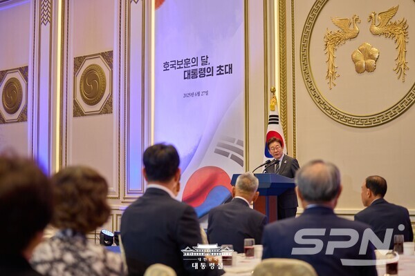 이재명 대통령은 27일 청와대 영빈관에서 국가유공자와 유가족 160여 명을 슬롯사이트 소닉 메이저해 오찬을 함께 했다.(사진=대통령실)