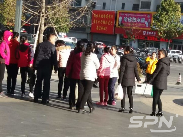 중국 단둥 시내에 나온 북한 근로자들(자료 사진=SPN)