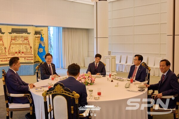 이재명 대통령이 22일 한남동 관저에서 여야 지도부와 함께 오찬 회동을 하고 있다.(사진=대통령실)